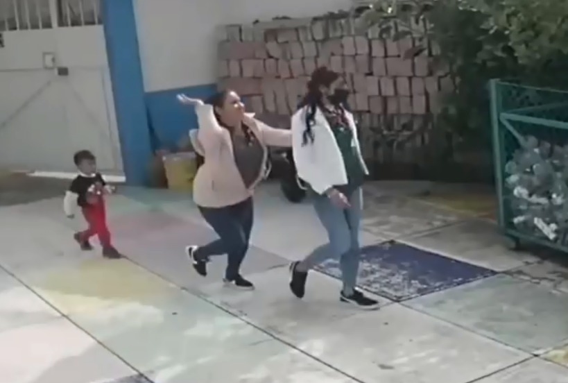 Denuncian agresión de administradora de colegio a maestra en Texcoco