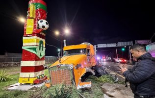 Derriba tráiler estructura del Mundial sobre la México-Pachuca 1