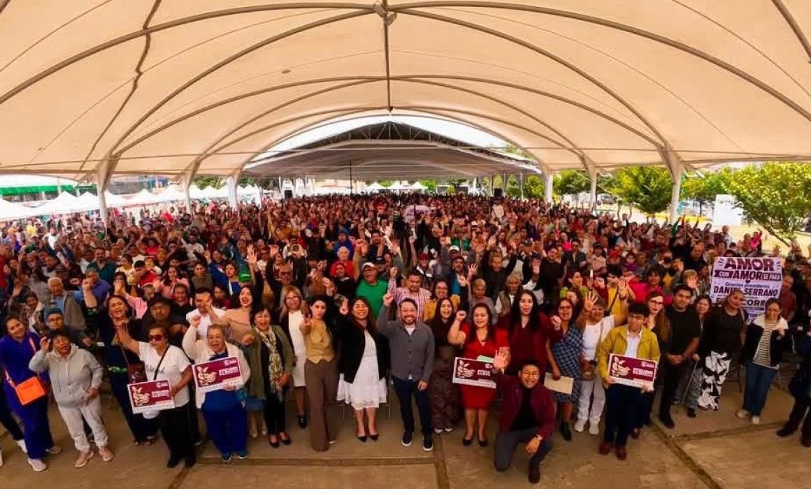Entrega Daniel Serrano tarjetas de Tu Derecho a la Salud en Izcalli