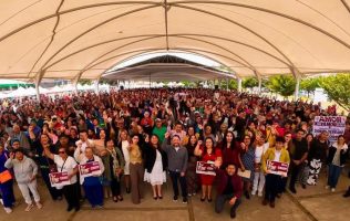Entrega Daniel Serrano tarjetas de Tu Derecho a la Salud en Izcalli