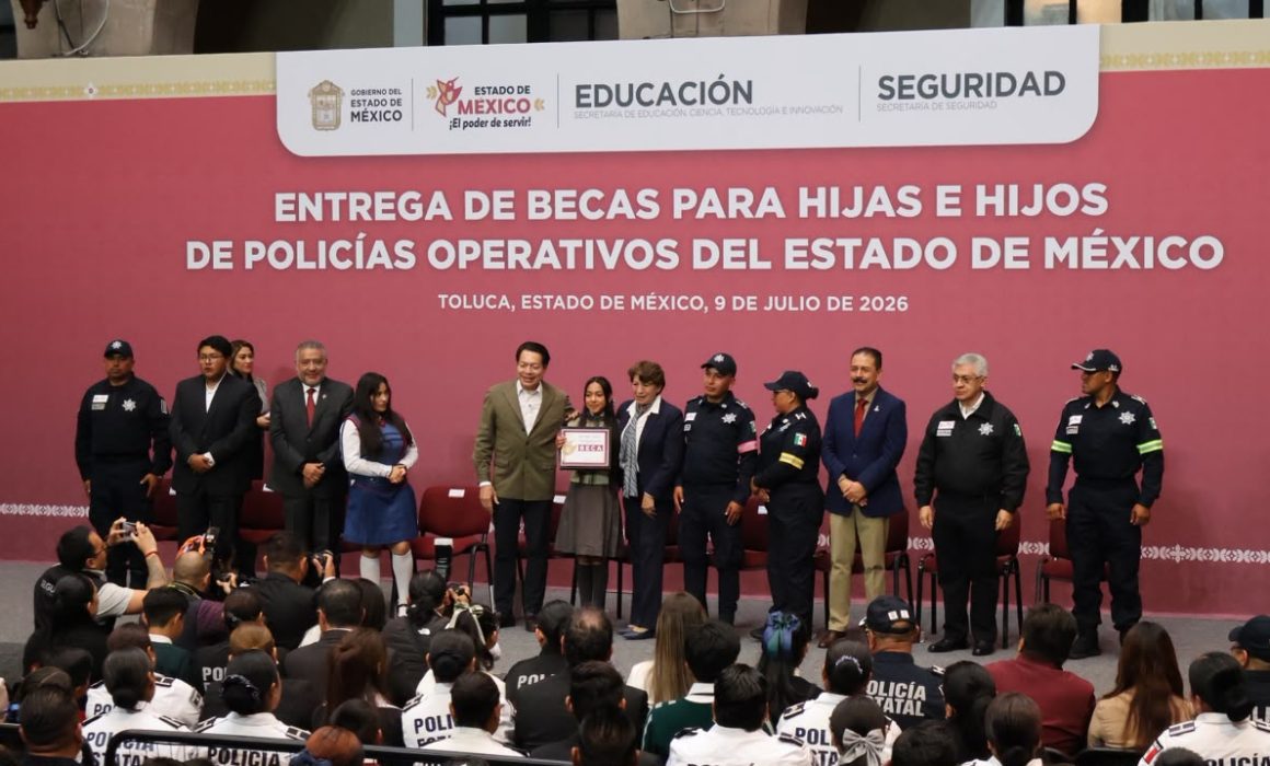 Entrega Edomex becas a 2 mil 650 hijos de policías estatales
