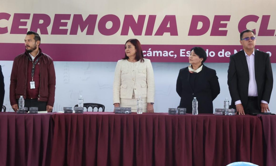 Entrega Rosi Wong obras en escuelas durante graduaciones en Tecámac