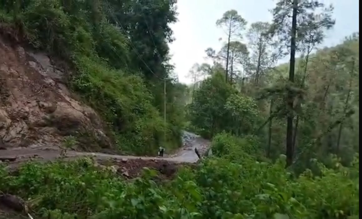 Envía Valle de Bravo camión vactor para atender emergencia en Amanalco