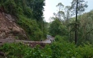 Envía Valle de Bravo camión vactor para atender emergencia en Amanalco