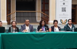Escala tensión en UAEMéx; rectora deja mesa por protesta estudiantil