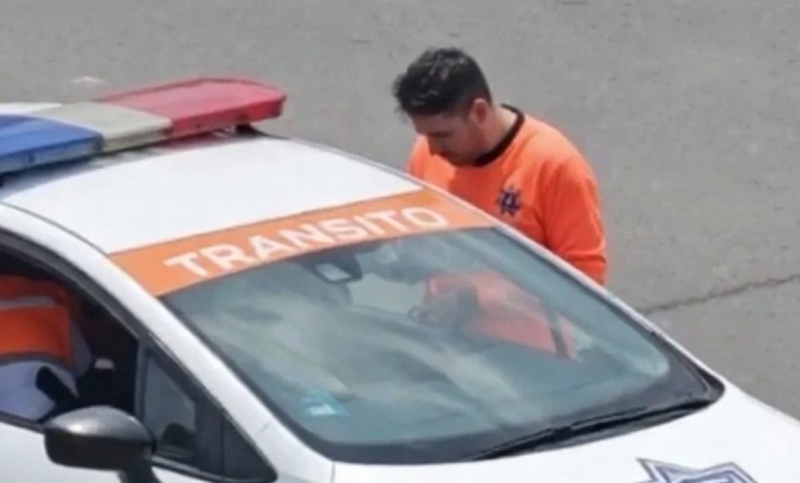 Exhiben a policías Ixtapaluca presuntamente chantajeando a motociclista