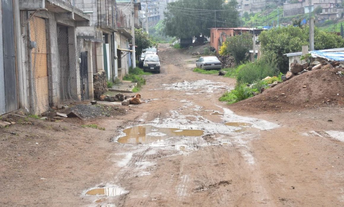 Exhiben abandono de calles en Ixtapaluca; el alcalde olvida su obligación