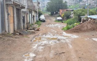 Exhiben abandono de calles en Ixtapaluca; el alcalde olvida su obligación