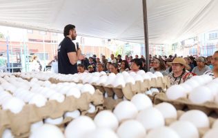 Extiende Anuar Azar programa de huevo a $10 en Atizapán