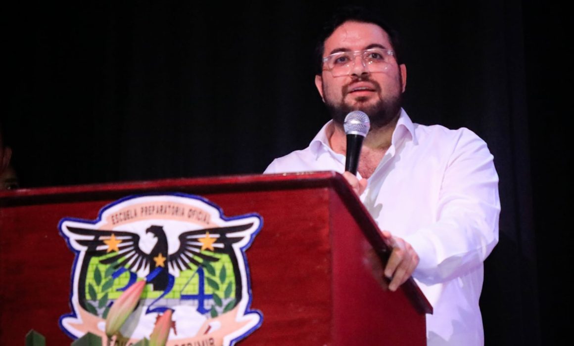 Festeja Isaac Montoya con 111 alumnos su ceremonia de graduación 
