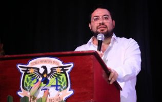 Festeja Isaac Montoya con 111 alumnos su ceremonia de graduación 