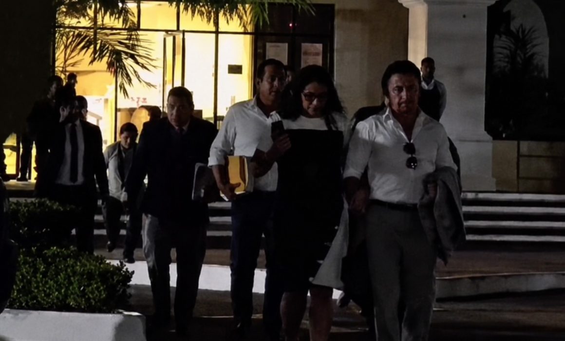 Golpean guaruras de Nancy Nápoles a reporteros para impedir preguntas