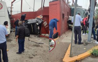 Impactan camión de personal y automóvil contra empresa, en Tultitlán