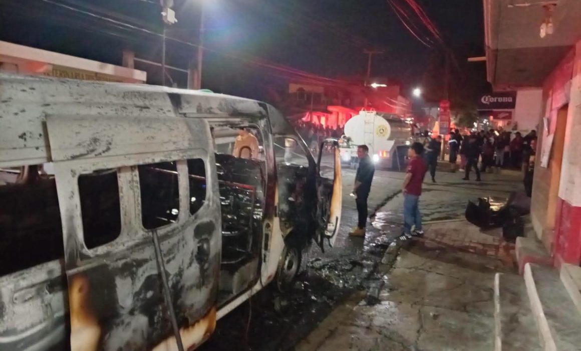 Incendian combi del transporte público en Juchitepec; posible extorsión