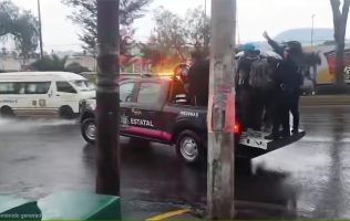Inundan lluvias avenidas en La Paz policías auxilian a personas varadas