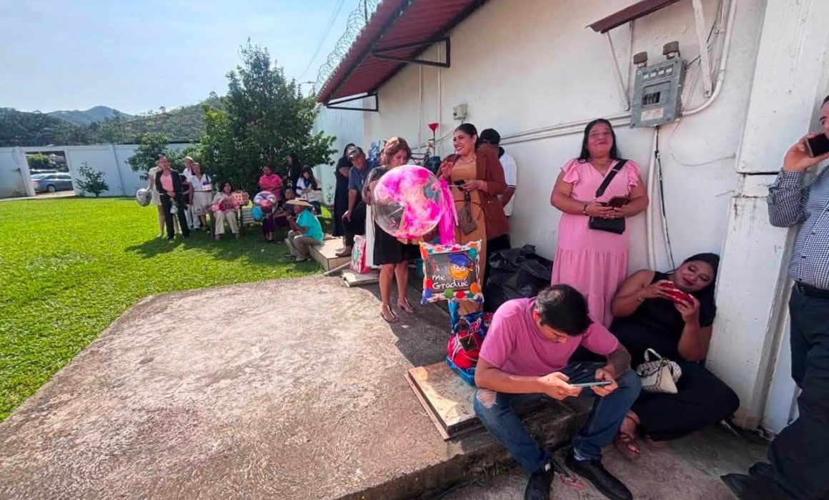 Llegaron tarde... y se perdieron la graduación de sus hijos en Tejupilco