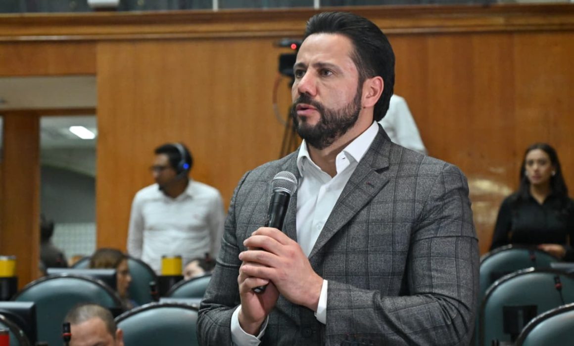 Ofrece Anuar Azar 6 días de apoyos gratuitos para el regreso escolar
