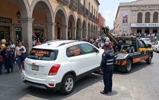 Paga caro llegar a graduación de su hijo; grúa se lleva su camioneta