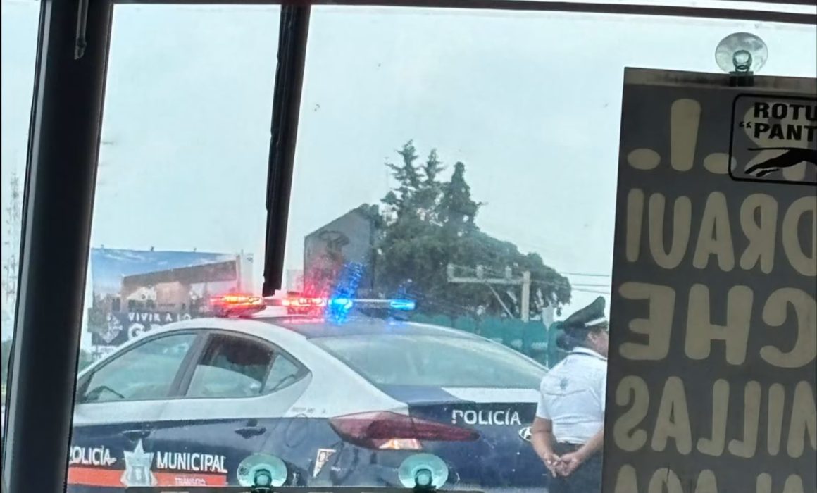 Durante la jornada de este martes, la circulación sobre Paseo Tollocan en Toluca registró afectaciones viales, luego de que decenas de taxistas realizaran una manifestación