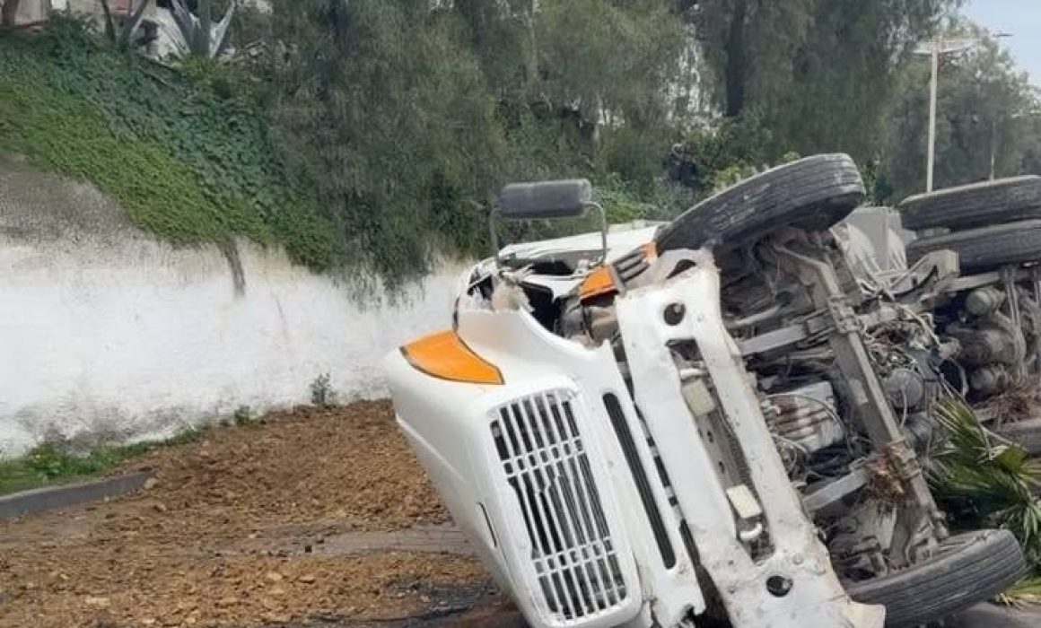 Paraliza volcadura de tráiler la circulación en la México–Pachuca