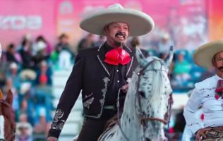 Suma Pepe Aguilar con su equipo de charrería una buena actuación