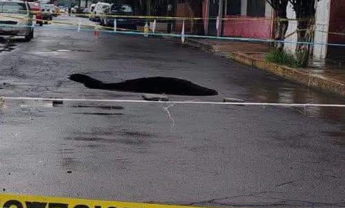 Piden vecinos atender socavón en avenida Chimalhuacán y Calle 10
