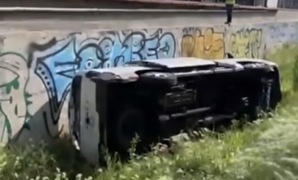 Por intentar evadir la revisión, conductor vuelca combi en Ecatepec