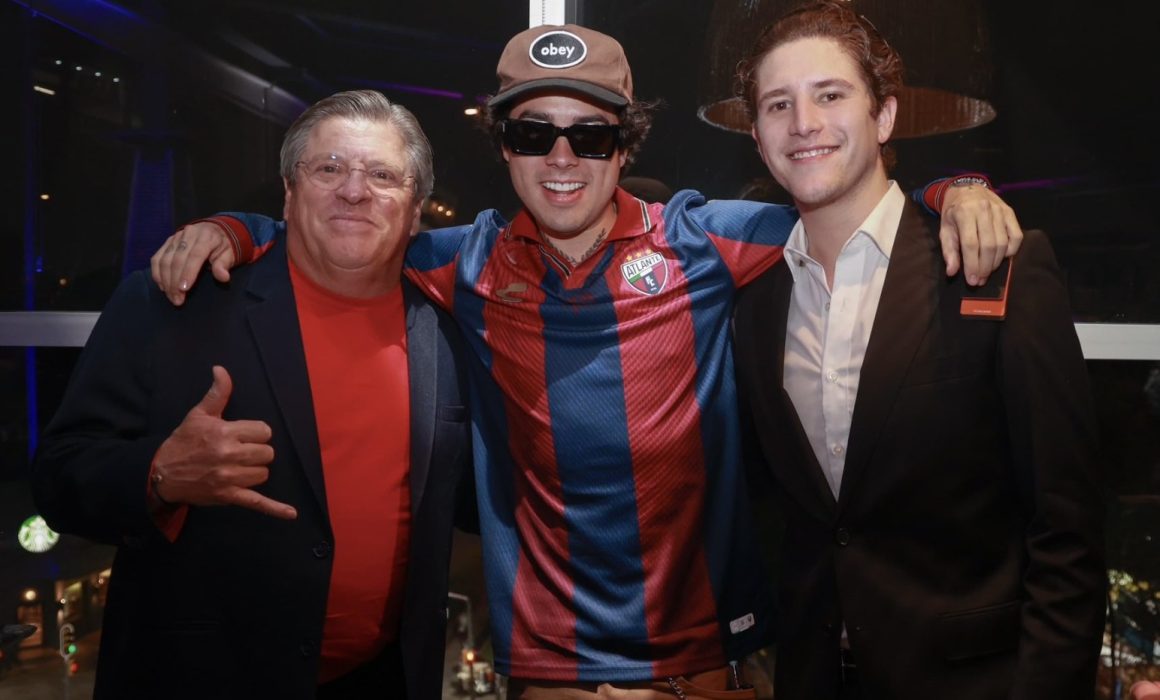 Presenta Atlante playera de aniversario