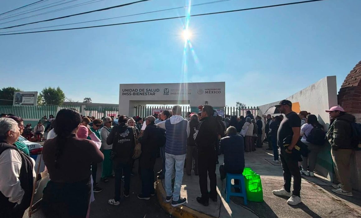 Protestan adultos mayores por posible cierre de terapias en IMSS Metepec