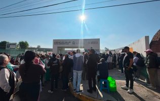 Protestan adultos mayores por posible cierre de terapias en IMSS Metepec