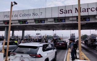 Protestan de nuevo en la México-Puebla, exigen liberación de docentes