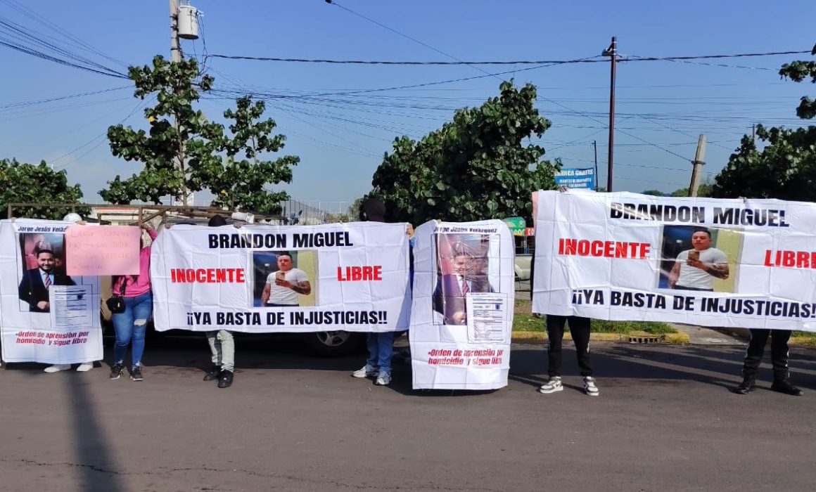 Protestan familiares de joven preso en Neza; está acusado de extorsión