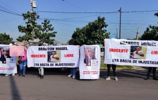 Protestan familiares de joven preso en Neza; está acusado de extorsión
