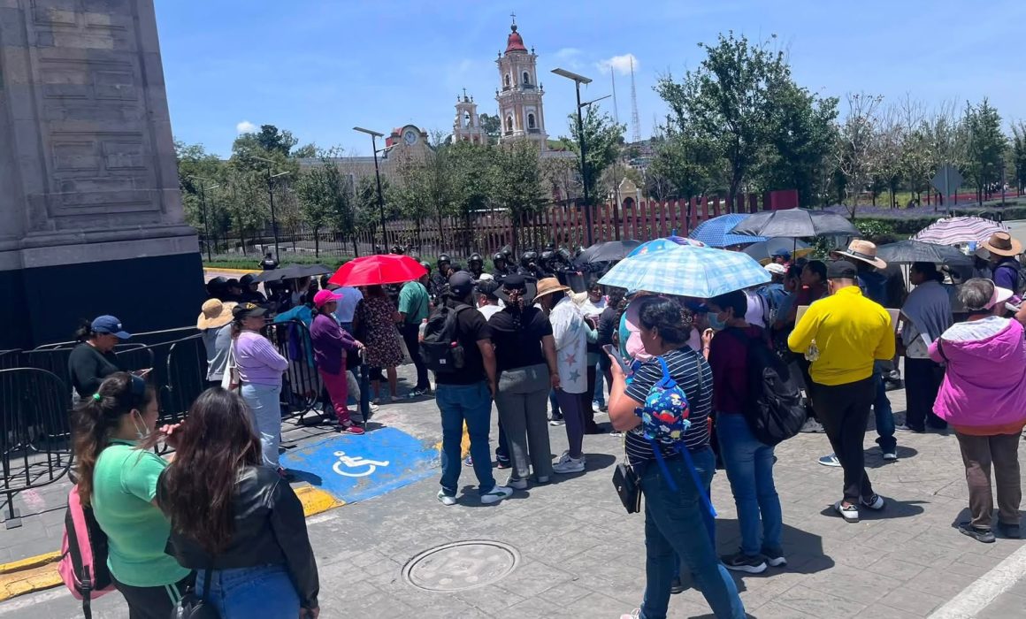 Protestan vecinos de Tultitlán en Toluca por viviendas y nomenclatura