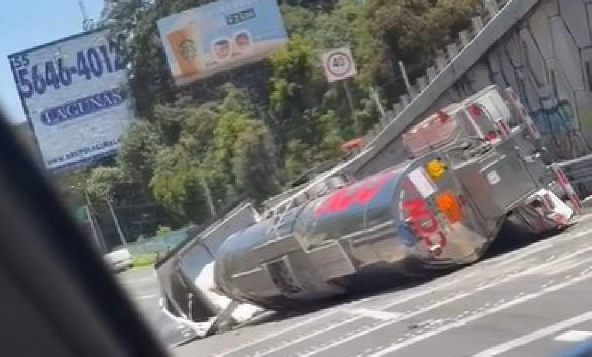 Provoca cierre en ambos sentidos de la México-Toluca volcadura de pipa