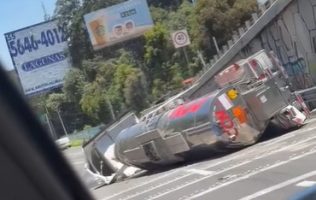 Provoca cierre en ambos sentidos de la México-Toluca volcadura de pipa