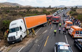 Provoca tráiler tráfico en la autopista Toluca-Atlacomulco