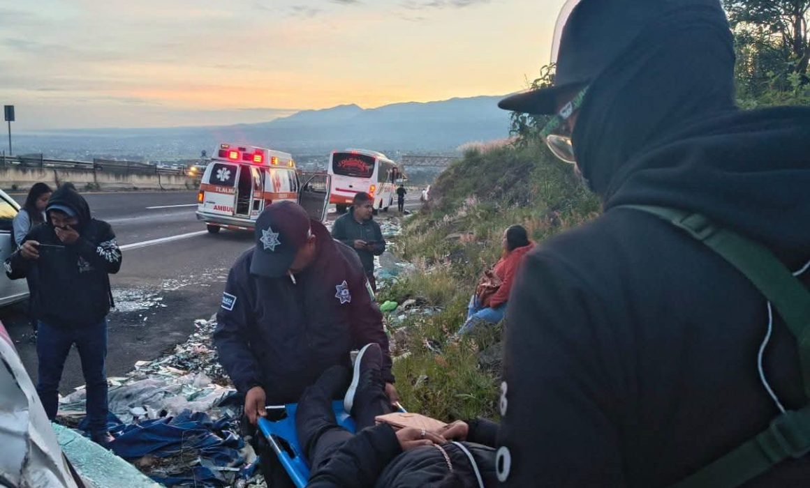Provoca vidrio quebrado carambola en Tlalmanalco; hay 12 heridos
