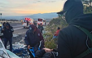 Provoca vidrio quebrado carambola en Tlalmanalco; hay 12 heridos