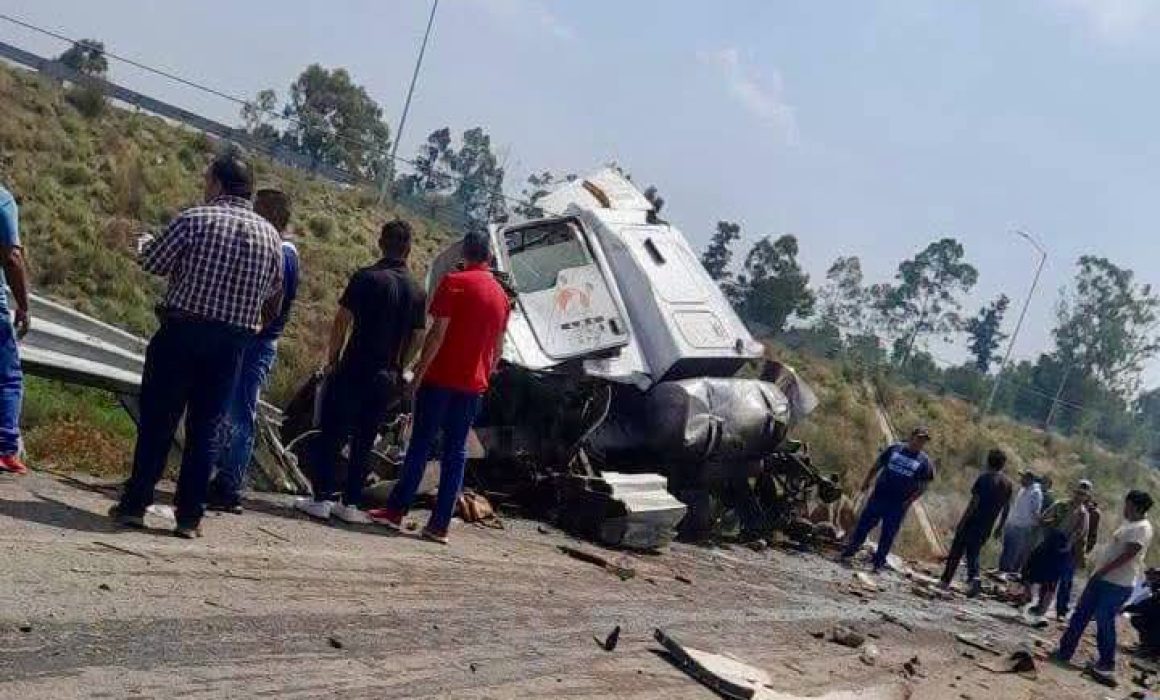 Provoca volcadura de tractocamión 1 muerto y 3 heridos en Texcoco