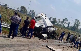 Provoca volcadura de tractocamión 1 muerto y 3 heridos en Texcoco