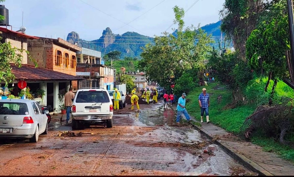 Refuerzan brigadas estatales atención tras deslave en Temascaltepec