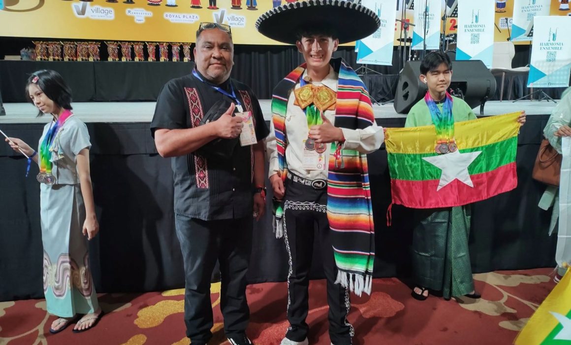 Regresan a Cuautitlán alumno y profesor tras triunfar en Singapur