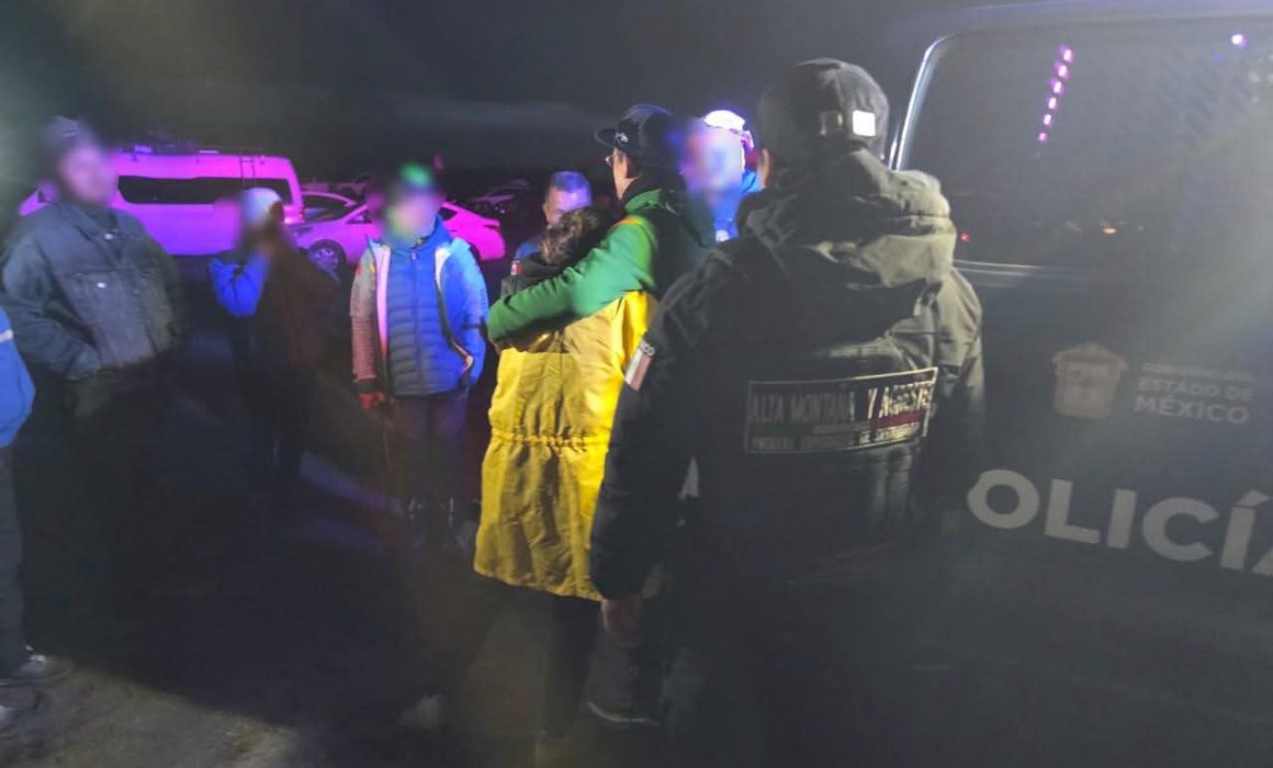 Rescatan a senderista perdido y familia con hipotermia en el Izta-Popo