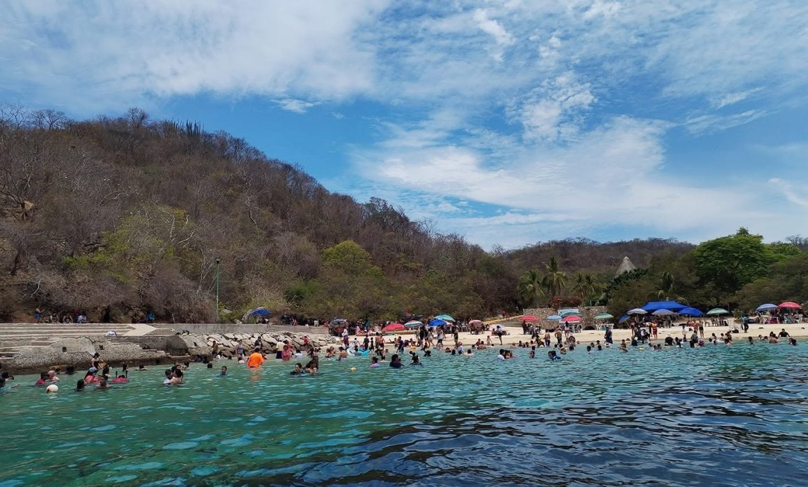 Rescatan salvavidas a turista del Edomex en Playa Maguey, Oaxaca