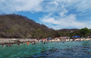 Rescatan salvavidas a turista del Edomex en Playa Maguey, Oaxaca