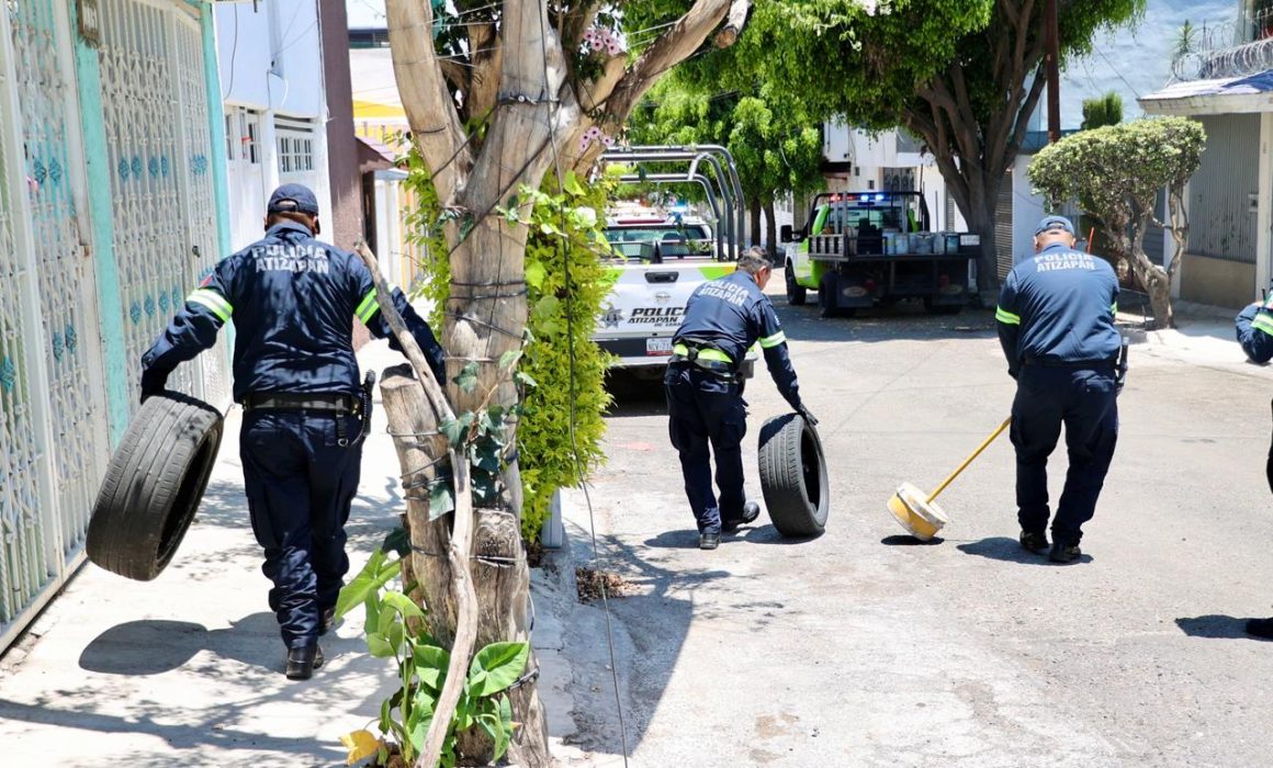 Retiran en Atizapán objetos que apartan lugares en la vía pública