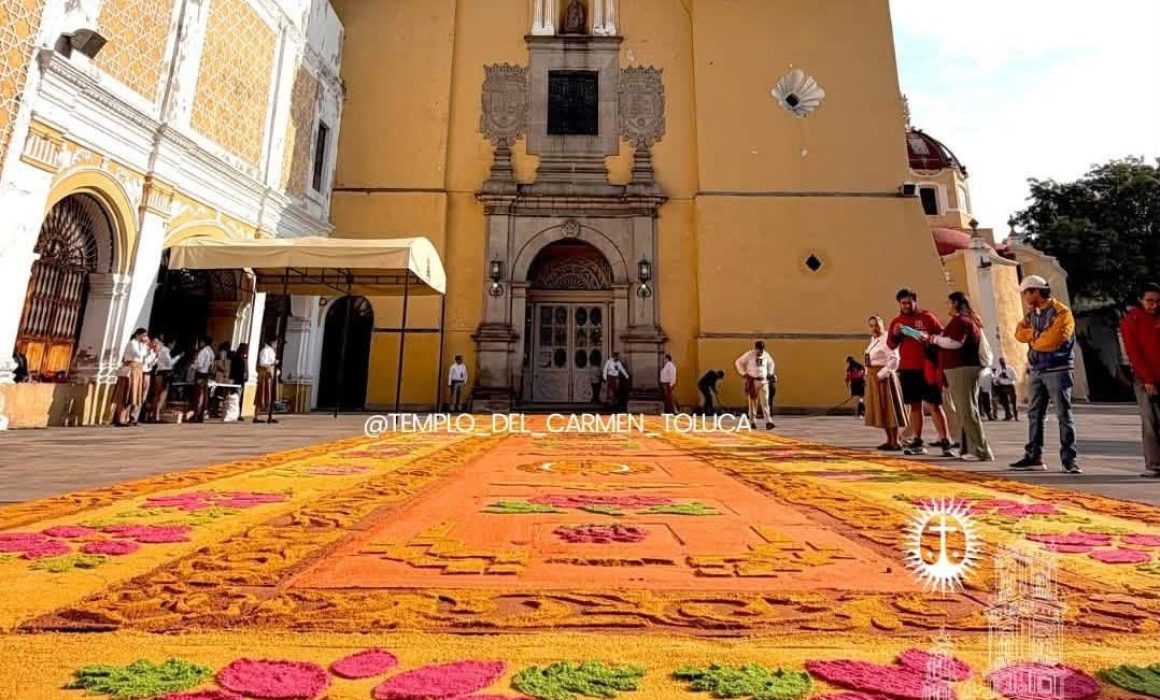 Revive el tapete de aserrín una tradición centenaria en Toluca
