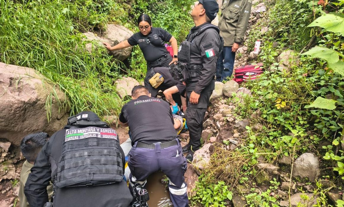 Salvan a adulto mayor que cayó en una cañada de la Sierra de Guadalupe