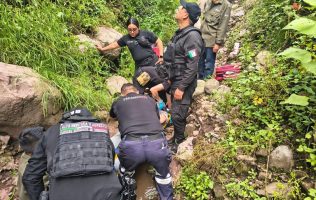 Salvan a adulto mayor que cayó en una cañada de la Sierra de Guadalupe